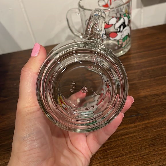 (2) Vintage Looney Tunes Christmas Glass Mugs - Picture 5 of 15